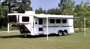Tons of storage, newly renovated. 3 Horse Gooseneck Living Quarters Bee Horse Trailers