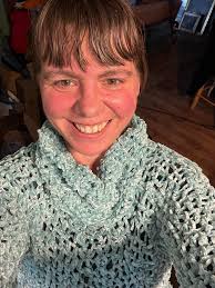 Why do knit stitches look looser than purl stitches in a cabled sweater?