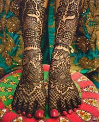 It also has with some different types of mehndi's like glitter, white heena, colored henna etc. 20 Stunning Feet Mehendi Design Options For The 2018 Bride The Urban Guide