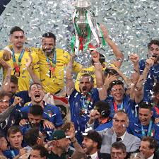 La selección de italia regresó a primera hora de este lunes a roma, al hotel parco dei medici, con la copa de campeón de europa conquistada el domingo en wembley, tras ganar la final contra inglaterra. Hhmu1cjtkgjjom