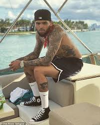 I want chorus they packed up in here wall to wall (hey) i don't hear nothing but ladies callin im trynna give one of them ballin but they keep coming from wall. Chris Brown Cowers Behind A Wall As Crazed Fan Yells That He S Her Life Partner Express Digest