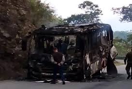Un nuevo acto de violencia se registró en ituango, antioquia, en la noche de este miércoles, cuando se presentó un ataque armado donde cuatro personas resultaron heridas, así lo dio a conocer la red. Quemaron Un Bus En Ituango Por El No Pago De Extorsiones Alerta Paisa