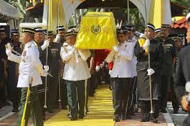 He was installed at the balai besar, kota star palace in alor star on 20 february 1959, in a ceremony not held since 1710. Almarhum Sultan Abdul Halim Disemadi