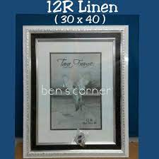 Souvenir frame foto berbahan dasar kayu ini sangat cocok untuk menyimpan foto kenangan anda agar tetap rapi, produk ini tersedia dalam berbagai warna dan ukuran. Jual Frame Foto Bingkai Foto Uk 12r Linen Uk 30x40 White Silver Di Lapak Bens Corner Bukalapak