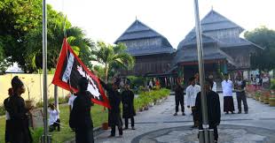 Dua Bendera Pusaka Kesultanan Sumbawa Berkibar, Tanda Prosesi Pengangkatan  Putra Mahkota Dimulai