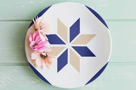 Kain perca dilipat menjadi 2 secara vertikal, lalu bagian kain yang terputus dijahit jelujur (kasar). Pola Ragam Hias Geometris