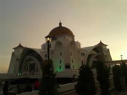 Sholat juga menjadi identitas bagi kalangan umat islam yang membedakan antara satu umat maka sudah pasti memiliki waktu masuk sholat yang berbeda baik itu 5 menit atau hingga 10 dan 1 jam. Tempat Menarik Di Melaka Masjid Selat Melaka Explorasa