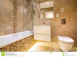Nicht nur strahlen sie ein wohnliches ambiente aus, sie sind außerdem rutschfest und absolut frostbeständig. Luxus Badezimmer Mit Drei Stucken In Der Beige Braun Stockfoto Bild Von Drei Beige 64663058