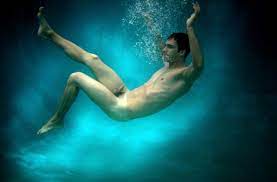 Naked men underwater - 68 photo
