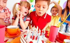 Organizar una fiesta de cumpleaños infantil puede parecer todo un reto desde la perspectiva de madre de familia o de organizador de eventos para niños, con eso en mente es que hemos decidido crear esta guía para ti. 12 Canciones Infantiles Para Animar La Fiesta De Cumpleanos De Tu Hijo