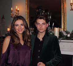 Elizabeth hurley heads off on a skiing holiday with ex hugh grant and her son damian folioing the end of her engagement to shane warne. How Old Is Liz Hurley Who Is Her Son Damian What Happened To Her Nephew And When Did She Date Hugh Grant