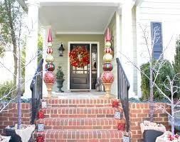We rounded up 52 stylish and fun outdoor holiday decorating ideas to inspire you. Front Porch Christmas Decorating Ideas Holidays