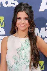 Selena Gomez S Beauty Evolution Through The Years Selena Gomez Hair Beauty Hair Styles