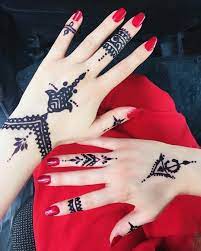 7ar9ous w 7enna chez soumaya. Traditional Tunisian Symbols For This Year S Henna Design Did You Know In Tunisia Black Henna Is Called Harkous Hand Henna Henna Tattoo Henna Designs