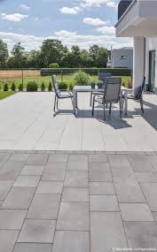 Grosszugige Terrasse Terrassenbelag Gartendesign Ideen Terrasse
