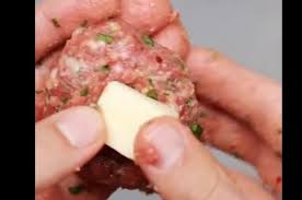 Il Met Des Cubes De Fromage Dans Des Boulettes De Viande Sa Recette Est Divine