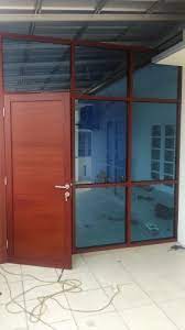 Pemilihan material kayu dibandingkan material alumunium dilakukan karena harga yang cukup terjangkau, awet, mudah dibentuk dan bahan pembentuknya banyak diperoleh di indonesia. Harga Pintu Aluminium Motif Urat Kayu Terbaru Aluminiumkacadepok Com