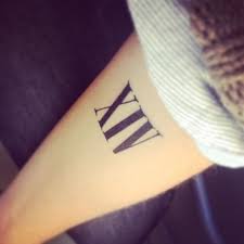 Tatuajes con números romanos de fechas de nacimiento. 35 Disenos De Tatuajes Tipograficos Para Inspirarte Tipografias Tatuaje Tatuajes Numeros Romanos Numeros Romanos