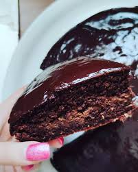 Un impasto soffice al cioccolato senza burro farcito con marmellata di albicocche è ricoperto da cioccolato fondente. Torta Sacher Light Senza Burro Dietista Paolastavolone Facebook