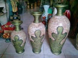 Sedangkan tanah liat merupakan jenis bahan baku yang berasal dari tanah tertentu dan memiliki sifat yang lengket dan mudah. Contoh Bahan Dan Alat Mewarnai Vas Bunga Dari Tanah Liat Terlengkap Contoh Kerajinan Bahan Lunak Alami Dan Buatan Namun Pada Zaman Sekarang Ini Sudah Mulai Ditinggalkan Karena Teknologi Yang Semakin