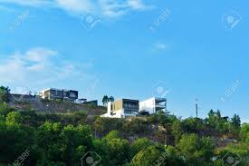 Moderne architektur, direkt hinter den dünen im seebad heringsdorf gelegen und mit direktem strandzugang, erwartet sie! Schone Moderne Kleine Villen Auf Dem Hugel Landschaft Lizenzfreie Fotos Bilder Und Stock Fotografie Image 60949042