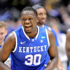 Il s'agit du spectaculaire julius randle (2m07, 18 ans), qui rejoint une cuvée de recrutement déjà. Kentucky Basketball Julius Randle S Foot And Kyrie Irving S Toe A Sea Of Blue