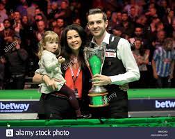 Mark selby was born 19 june 1983 in leicester. Mark Selby Feiert Gewinn Der Betway Uk Championship Mit Seiner Tochter Sofia Maria Und Frau Vikki Layton Tagsuber Zwolf Betway Uk Championships 2016 Im York Barbican Stockfotografie Alamy