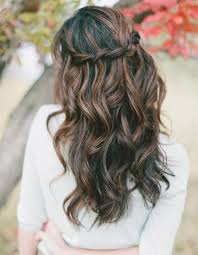 Cette sélection de look pour cheveux souples, ondulés ou carrément bouclés est faite pour vous ! Coiffure Romantique Cheveux Boucles 28 Coiffures Romantiques Pas Si Cucul Elle