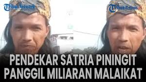 Pria Baju Pendekar Satria Piningit Panggil Miliaran Malaikat