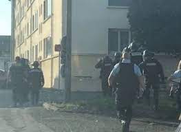 Une douleur à une dent, une carie mal soignée, des bactéries qui prolifèrent et créent un abcès dentaire douloureux, la dernière petite tête blonde de la famille qui vient de perdre une dent ou une rage de. Belleville Un Jeune Homme Tire Sur Son Ex Petite Amie