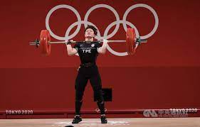 郭婞淳是台灣原住民阿美族，台灣台東縣台東市出身，國立臺東大學附屬體育高級中學舉重隊出身之舉重運動員。 曾奪得 2016 年里約奧運舉重女子 58 公斤級銅牌、2018 年亞運舉重女子 58 公斤級金牌. Cicfyjlmxzbwpm