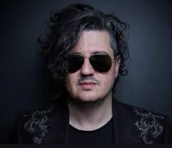 El es Jonaz uno de los músicos y cantantes más exitosos de Monterrey, su  paso por Plastilina Mosh, Band of Bitches, Los Concorde y Koervoz de Malta  lo han consagrado como uno