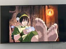 So why are Toph's feet off the ground? Doesn't this make her blind? I  thought being completely blind made her uncomfortable but she's sitting  like this on purpose. : r/ATLA