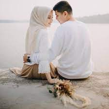 10 inspirasi foto prewed dengan hijab referensi pasangan millenials. Casual Prewedding Inspiration Foto Perkawinan Pantai Foto Tunangan Gambar Pertunangan