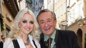 Richard lugner celebrates his 87th birthday vienna, palais auersperg, 12.10.2019 andrea (goldfish), daniela kennedy (hare), anastasia sokol (katzi), richard lugner, nina bruckner (bambi), sonja schonanger (kafer) | usage worldwide Richard Lugner Und Seine Frauen Folgt Lydia Kelovitz Auf Hasi Mausi Katzi Und Co News De