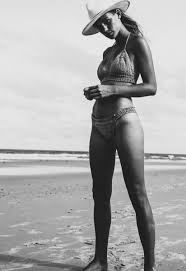 Black And White Photography People Full Body I Really Love This Black And White City Photographs Blackandwhitecityphotographs Black And White Photography Black And White Portraits Photography Women