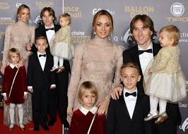 Baba stipe modrić ve anne radojka modrić 'nin oğlu 2021 yılında futbolcu olarak dinamo zagreb, tottenham hotspur, real madrid, croatian national football team ile ünlüdür<. Vanja Modric Je Netipicna Supruga Nogometasa Posvetila Se Obitelji A Cvrsto Drzi I Konce Lukine Karijere U Svojim Rukama Tportal