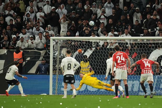 Memphis &eacute; xingado por torcedores ap&oacute;s perder p&ecirc;nalti em elimina&ccedil;&atilde;o do Corinthians na Libertadores - Estad&atilde;o