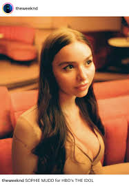 Sophie Mudd debuterer som skuespiller i The Idol x The Weekend