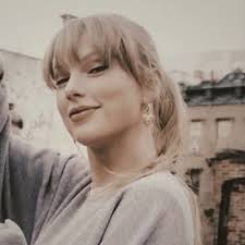 Rebekah Queen's Instagram, Twitter & Facebook