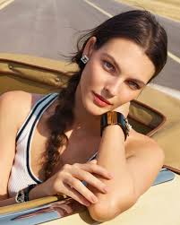 LES BEIGES SUMMER TO-GO. New. Available in travel sizes, the fresh,  lightweight LES BEIGES formulas can go wherever you do. For a satin sheen,  a healthy luminous glow, or a hint of