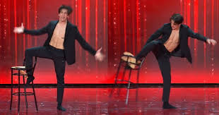 Cifre quasi paragonabili al festival di sanremo o un' importante partita di calcio. Amici Disastro Di Alessandro Cavallo Sgabello Spaccato Con Una Pedata Ridotto Cosi Sul Palco Libero Quotidiano