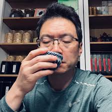 How to drink pressed white tea cakes?