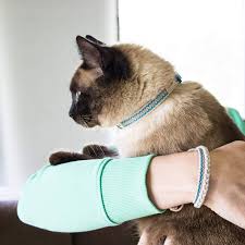 Choose from our unique assortment of fancy designer cat and kitten collars in nylon, custom, fine leather and swarovski crystal bling rhinestones. Just 21 Cute Dog And Cat Collars You Can Get On Amazon