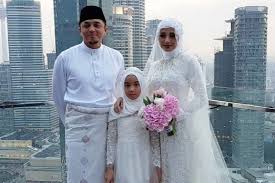 Julai tahun lalu, engku emran bercerai dengan laudya cynthia bella selepas. Para Pesohor Hadiri Pernikahan Laudya Cynthia Bella Dan Engku Emran