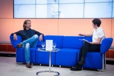Gemütliches, stabiles sofa mit blau/anthrazit gestreiftem stoffbezug. Das Blaue Sofa Bertelsmann Se Co Kgaa