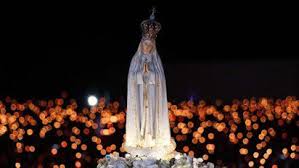 La virgen de fátima (también llamada nuestra señora de fátima, nuestra señora del desde el 13 de mayo de 1917 la sma. El 13 De Mayo Los Creyentes Honran A La Virgen De Fatima En Su Dia Y Le Rezan Por El Fin De La Pandemia
