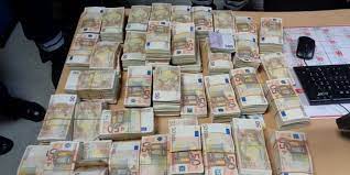 198 302 просмотра 198 тыс. Pays Basque Plus D 1 Million D Euros Decouverts Dans Une Voiture