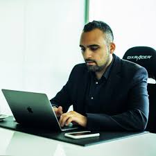 Said Shiripour Beim Arbeiten Leadgenerierung Buero Laptop
