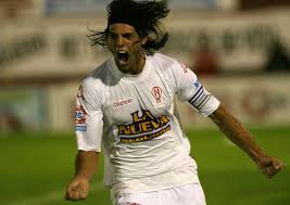 «ojalá llegue un dt que aproveche el potencial de la 'u'» el delantero de 36 años comentó la llegada del próximo estratega de universidad de chile. Larrivey Es El Tercer Refuerzo Velez Sarsfield